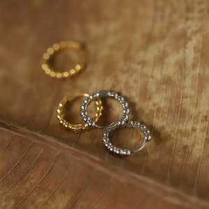 Pendientes Minimalistas Impermeables, Chapados en Oro de 18k PVD, Acero Inoxidable Plateado, Mini Pendientes de Aro con Cuentas para Uso Diario - Product Image 1