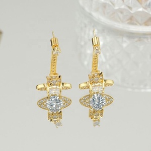 Boucles d'oreilles pour femmes, style vintage français raffiné, neuves, entièrement serties de zircon, clous d'oreilles uniques et personnalisés, au design audacieux, cadeau doré - Product Image 5