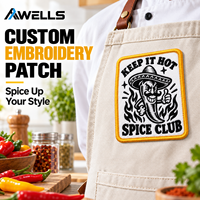 Broderie personnalisée Food Club avec motif Chef à Moustache, texte 'Keep It Hot' et bordure dorée pour vestes, sacs et articles promotionnels AWELLS