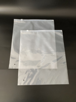 Sacs à fermeture éclair givrés imprimés sur mesure avec logo transparent sur le devant pour l'emballage de vêtements, sacs de rangement réutilisables pour la vente au détail