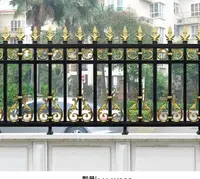 Lance supérieure enduite de poudre de jardin à la maison, panneaux de clôture en aluminium métallique, clôture de jardin résidentielle et ornementale en fer forgé