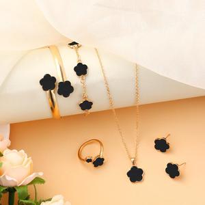 Set di gioielli Lucky Five Petal Flower Clover, collana, orecchini, anello, bracciale per donna, accessori per feste alla moda - Product Image 3