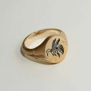 Anillo de Esmalte Chapado en Oro de 18K de Alta Calidad, Joyería Personalizada a Prueba de Agua, Diseño de Abeja de Miel Antiguo, para Hombres y Mujeres - Product Image 4