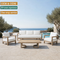 Ensemble de mobilier de patio moderne pour hôtels, resorts et villas, avec table basse longue en aluminium et teck et canapé d'extérieur, personnalisable pour projets.