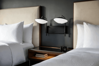 Meubles d'hôtel haut de gamme Courtyard by Marriott pour projets hôteliers : Chaise, Meuble de rangement, Bureau
