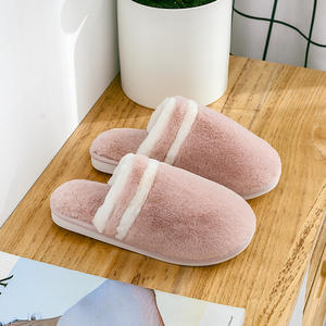 Pantuflas de invierno cálidas y suaves de felpa para mujer, con punta cerrada, antideslizantes y acolchadas, ideales para el hogar. - Product Image 2
