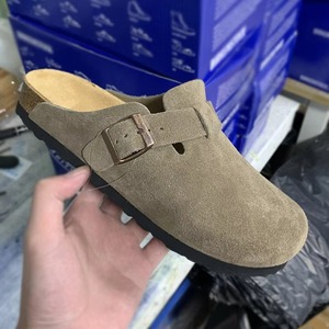 รองเท้าแตะแบบสวมดีไซน์คลาสสิกปี 2026 คุณภาพสูง หนังกลับแท้ ผลิตตามสั่ง สำหรับทั้งชายและหญิง รองเท้าแตะผู้หญิงแบบสวม พื้นไม้ก๊อก รองเท้าหนัง - Product Image 1