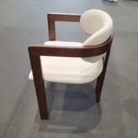 Chaise de salle à manger moderne en bois massif DISHI avec accoudoirs et dossier souple pour hôtel, restaurant, café, salon