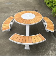 Ensemble de table et banc de parc extérieur de style moderne et minimaliste, avec parasol extérieur imperméable et résistant au soleil en métal