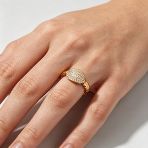 Bague ovale pour femme en acier inoxydable avec cristaux pavés, options bicolores or et argent, bande à maillons entrelacés, idéale pour les rendez-vous - Product Image 6