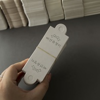 Étiquettes de bijoux en papier cuivré pliées avec logo de marque d'usine, personnalisables en forme et en taille, étiquettes de collier découpées à la forme et suspendues