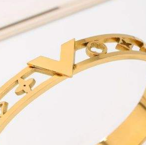 Bracciale alla Moda in Acciaio Inossidabile con Lettera V Traforata, Placcato Oro, Gioiello Unisex da Regalo - Product Image 6