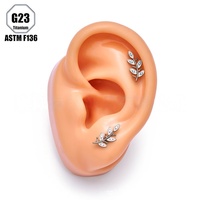 Anting-anting tusuk titanium desain daun grosir, hipoalergenik, ASTM F136 G23, perhiasan tubuh untuk tulang rawan telinga