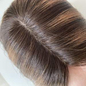 HAWAII #   Listo para Enviar: Topper de Cabello Humano Virgen Europeo con Nudos Invisibles, Base de Seda 9x9, Color Balayage Marrón, Venta al por Mayor - Product Image 3