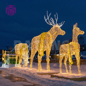 Les lumières de rennes dorés créent une scène de fête élégante pour les jardins d'hôtels, les centres commerciaux et les places publiques de la ville. - Product Image 5
