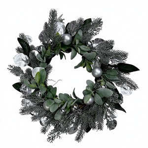Corona Navideña de Alta Calidad, Diseño Superior, Hecha a Mano, de 22 Pulgadas, con Flores Artificiales de Cedro y Acebo con Bayas - Product Image 5
