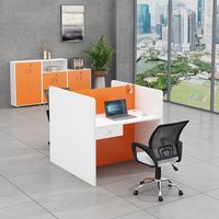 Postes de travail minimalistes pour personnel avec cloisons, sièges en panneaux, bordure en bois et acier inoxydable, directement de l'usine