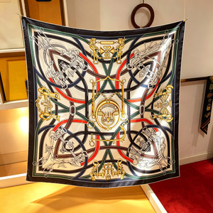 Foulard en Soie 90x90cm 14mm en Soie Sergée à Ourlet Roulotté à la Main, Motif Numérique Sérigraphié, Carré, Vente en Gros - Product Image 3