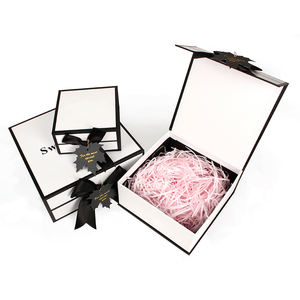 Caja de regalo de boda de cartón blanco con cierre de imán impreso con logotipo personalizado para pequeñas empresas - Product Image 1