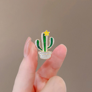 Broche en forma de V de cristal de lujo al por mayor, joyería de aleación de estilo europeo para niños, accesorios decorativos para ropa de boda - Product Image 5