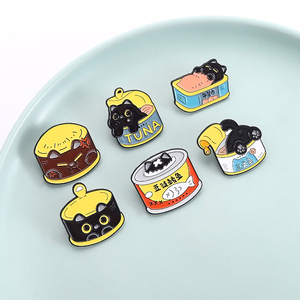 Dibujos animados negro ojos grandes gatos comida enlatada esmalte Pin atún almuerzo salmón enlatado broches solapa insignia joyería regalos para amigos - Product Image 1