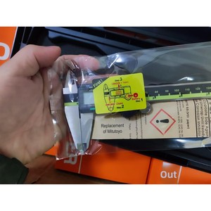 Calibrador Mitutoyo 500-197-30 de 8 Pulgadas (0-200 mm), Alta Precisión +/-0.001, Resolución de 0.0005"/0.01 mm, IP-65, Refrigerante - Product Image 1