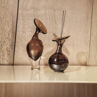 Diffuseur de parfum en verre ambre doré, style minimaliste moderne, bouteille sculpturale à parois épaisses, vase diffuseur à bâtonnets pour hôtel, maison de luxe, aromathérapie