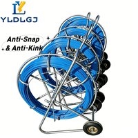 Tige de guidage en fibre de verre 8 mm 150 m pour travaux de tirage de conduites souterraines sur de longues distances, avec support et roues pour utilisation sur site par les équipes