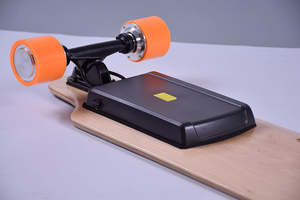 Skateboard Elettrico Professionale Portatile, Longboard Elettrico a Quattro Ruote all'Ingrosso, Skateboard con Tavola Traforata - Product Image 4