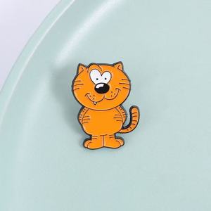Broche de revers en alliage de zinc moulé, motif dessin animé jaune comique, mignonne avec yeux en cœur et sourire, pour épingles émaillées, vente en gros - Product Image 2