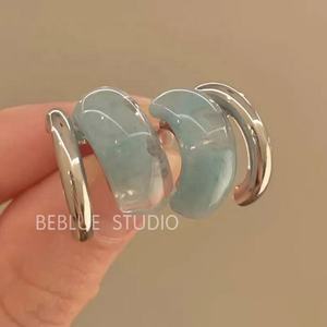 ต่างหูแฟชั่นเกาหลีสำหรับผู้หญิง ดีไซน์เก๋ไก๋ สีชมพู ฟ้า ขาว รูปทรงตัว C แบบเรขาคณิต หลายชั้น ทำจากโลหะผสม ประดับคริสตัลใส - Product Image 2