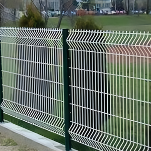 سياج حديدي مخصص عالي الجودة للحدائق لعام 2025، ألواح سياج خارجية مطلية بالـ PVC مع ثقوب مربعة وثني على شكل V وشبكة سلكية ملحومة ثلاثية الأبعاد - Product Image 1