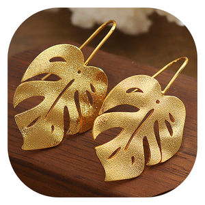 ต่างหูแฟชั่นหรูหรา ชุบทอง 18K สแตนเลส รูปใบไม้ สำหรับผู้หญิง - Product Image 1