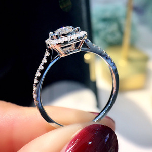 Anello da donna con quattro punte e pietra rotonda, micro pavé, elegante gioiello da dito alla moda - Product Image 4