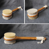 Brosse de bain en bois de bambou avec poils de cheval naturels doux pour une exfoliation douce et un soin de la peau par brossage à sec