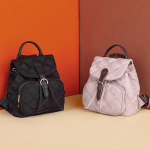 Sac à dos décontracté d'été léger pour femme, grande capacité, à rabat et cordon de serrage, en nylon matelassé style Oxford avec garnitures en cuir, style vintage - Product Image 2
