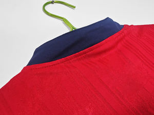 Camiseta de Local de la Eurocopa '96, Rayas Rojas y Amarillas, Estampado de Raúl, 100% Poliéster, Secado Rápido, Bajo MOQ, Pedido al por Mayor, Fuente Directa de Fábrica, Iberia - Product Image 2