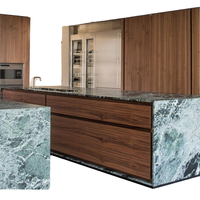 Ensemble de meubles de cuisine de luxe moderne Benovo, îlot central, table en mélamine laquée, évier, armoires de salle à manger