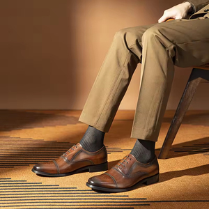 Nuevos Zapatos de Hombre de Alta Gama en Cuero Genuino, Zapatos de Vestir con Punta Redonda y Detalles Tallados, Zapatos Oxford de Negocios para Hombre - Product Image 3