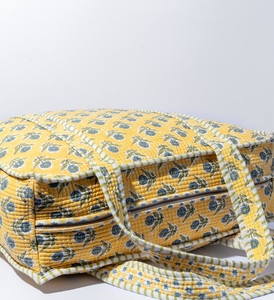 Bolsos tote acolchados con estampado a mano. 100% Algodón, Ropa de Algodón para Vadear. Sostenible. Se puede personalizar. Cierre de cremallera. - Product Image 2