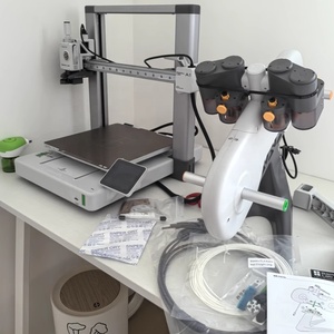 Imprimante 3D FDM PLA industrielle entièrement automatique Bambi Lab A1 à grande vitesse et multicolore avec système de nivellement, état neuf - Product Image 1