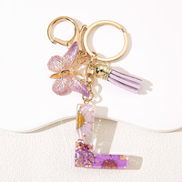 Porte-clés personnalisé en usine avec initiale, porte-clés en résine avec fleurs séchées et pompons papillon, pendentif de sac pour femme