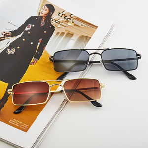 2021 I <span class=keywords><strong>Vision</strong></span> T072 <span class=keywords><strong>Gafas</strong></span> <span class=keywords><strong>de</strong></span> <span class=keywords><strong>sol</strong></span> Unisex Marco negro con lente azul Venta caliente Moda PC UV400 Logo en la lente 2 piezas incluidas - Product Image 3