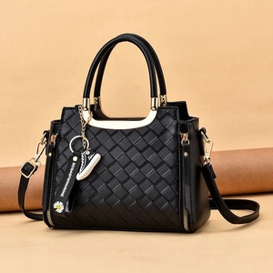 Nuova Borsa a Tracolla 2026, con Motivo Intrecciato <span class=keywords><strong>e</strong></span> Nappe, a Forma di Secchiello, Grande Capacità, <span class=keywords><strong>Design</strong></span> Semplice <span class=keywords><strong>e</strong></span> alla <span class=keywords><strong>Moda</strong></span> - Product Image 6