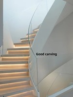 Escalier rotatif intérieur pour villa duplex, avec arc en acier et balustrade en verre courbé à chaud, design moderne, simple et personnalisé