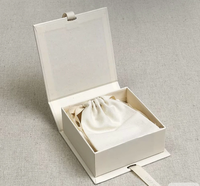 Boîte à bijoux de luxe en carton rigide de style livre pour colliers et boucles d'oreilles, avec insert en velours et dorure à chaud