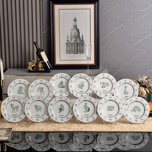 Assiette à dîner en porcelaine fine de style américain, motif des 12 signes du zodiaque, luxueuse, écologique, cadeau pour un anniversaire ou le Nouvel An 2026 - Product Image 1