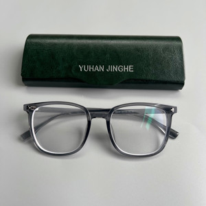 Monture de lunettes optiques en cuir gaufré artisanal avec lunettes de soleil magnétiques pliables et étui de voyage - Product Image 6