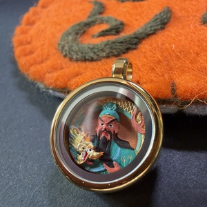 ภาพวาดทังก้าทิเบต 3 มิติ วาดด้วยมือ พร้อมเปลือกไทเทเนียมสตีล เครื่องรางเสริมความมั่งคั่งและความอุดมสมบูรณ์ขนาดเล็ก สำหรับเครื่องประดับและงานฝีมือ DIY - Product Image 5