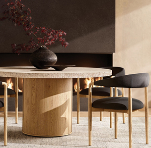 Table à manger ronde en travertin et chêne, plateau en pierre à bords ciselés, mobilier minimaliste japonais pour projets de luxe - Product Image 1